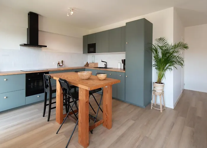 In Near The * أوستيند